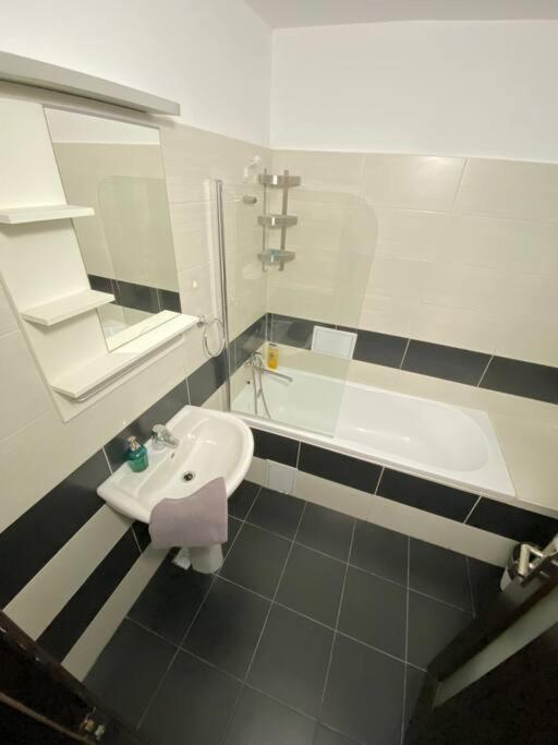 Green Apartment 43 Bucarest Esterno foto